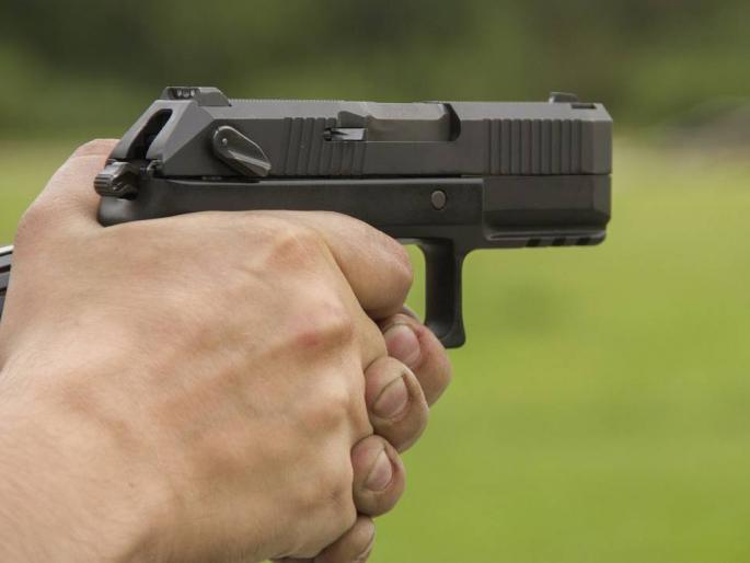 In Jalgaon, 15 lakhs were looted at gunpoint all day long | जळगावात भरदिवसा पिस्तूलचा धाक दाखवून १५ लाख लुटले In Jalgaon, 15 lakhs were looted at gunpoint all day long | जळगावात भरदिवसा पिस्तूलचा धाक दाखवून १५ लाख लुटले