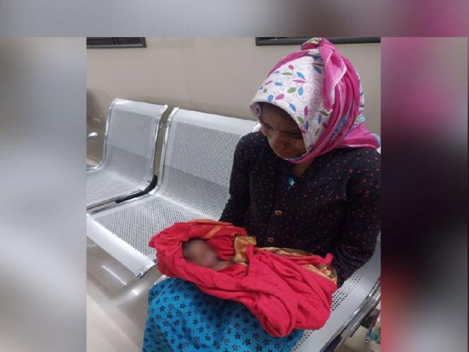 The mother with the newborn baby was transferred to 4 hospitals, even the ambulance was refused after the baby died | काळजाच्या तुकड्याचा मृतदेह कापडात गुंडाळून 'ती' रात्रभर जागली The mother with the newborn baby was transferred to 4 hospitals, even the ambulance was refused after the baby died | काळजाच्या तुकड्याचा मृतदेह कापडात गुंडाळून 'ती' रात्रभर जागली