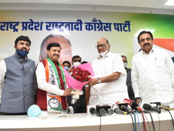 Former BJP MP Jaysinghrao gaikwad Joined NCP Presence of Sharad Pawar, Ajit Pawar | पंकजा मुंडेंच्या गडाला राष्ट्रवादीचा सुरुंग; माजी खासदारानं हातावर घड्याळ बांधलं, भाजपाला धक्का Former BJP MP Jaysinghrao gaikwad Joined NCP Presence of Sharad Pawar, Ajit Pawar | पंकजा मुंडेंच्या गडाला राष्ट्रवादीचा सुरुंग; माजी खासदारानं हातावर घड्याळ बांधलं, भाजपाला धक्का