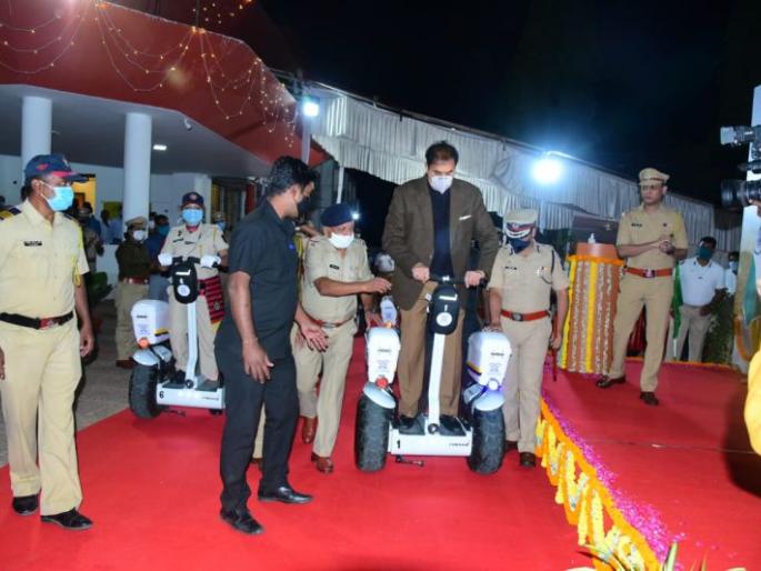 When the balancing scooter in the possession of the Home Minister was unbalanced ...! | गृहमंत्र्यांच्या ताब्यातील बॅलेंसिंग स्कूटर अनबॅलेन्स होते तेव्हा...! When the balancing scooter in the possession of the Home Minister was unbalanced ...! | गृहमंत्र्यांच्या ताब्यातील बॅलेंसिंग स्कूटर अनबॅलेन्स होते तेव्हा...!