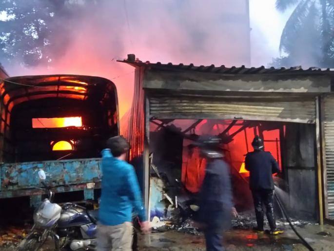Fire at two shops in Thane; Two vehicles in the wreckage also caught fire | ठाण्यात दोन दुकानांना आग; होरपळून पोपटाचा मृत्यू, भंगारातील दोन वाहनेही पेटली