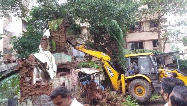 Thousands wait for a house in a dangerous building in Ulhasnagar | उल्हासनगरातील धोकादायक इमारतीमधील हजारो जण घराच्या प्रतिक्षेत Thousands wait for a house in a dangerous building in Ulhasnagar | उल्हासनगरातील धोकादायक इमारतीमधील हजारो जण घराच्या प्रतिक्षेत