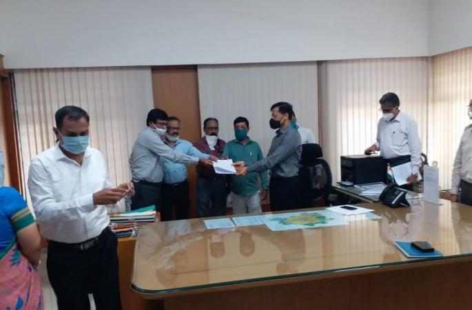 In Nagpur, MLA Praveen Datke insulted officials | नागपुरात आमदार प्रवीण दटके यांची अधिकाऱ्यांना शिवीगाळ; लेखणी बंद आंदोलन In Nagpur, MLA Praveen Datke insulted officials | नागपुरात आमदार प्रवीण दटके यांची अधिकाऱ्यांना शिवीगाळ; लेखणी बंद आंदोलन