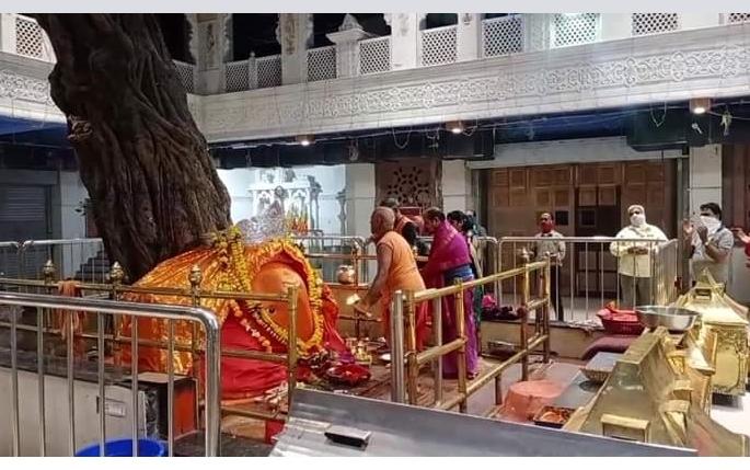 The Hill Ganesh Temple in Nagpur was opened for devotees | नागपुरात टेकडी गणेश मंदिर भाविकांसाठी झाले खुले The Hill Ganesh Temple in Nagpur was opened for devotees | नागपुरात टेकडी गणेश मंदिर भाविकांसाठी झाले खुले