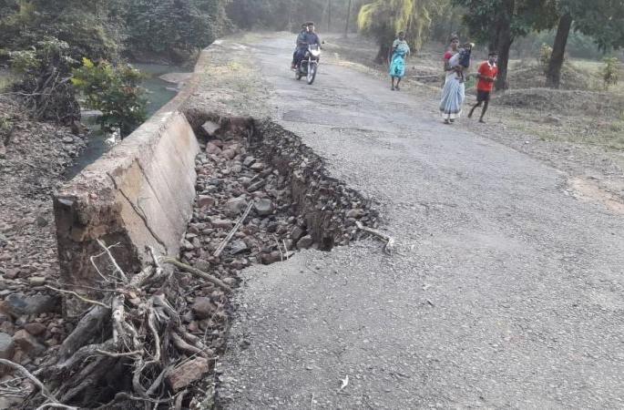 The cost of repairing this road is around 80 lakhs | या रस्त्याच्या दुरुस्तीसाठी खर्च झालेत तब्बल ८० लाख The cost of repairing this road is around 80 lakhs | या रस्त्याच्या दुरुस्तीसाठी खर्च झालेत तब्बल ८० लाख
