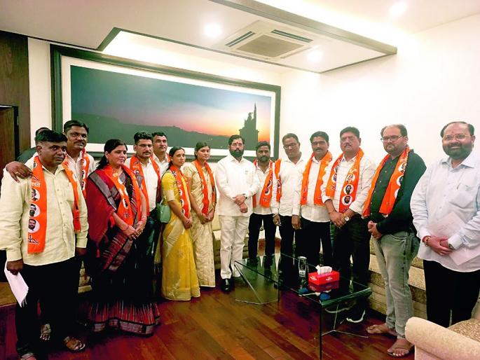 political earthquake in Karanja Nagar Panchayat, congress mayor along with vice president, corporators entry into Shiv Sena Shinde group | कारंजात राजकीय भूकंप; काँग्रेसच्या नगराध्यक्षांसह उपाध्यक्ष, नगरसेवकांची शिवसेना शिंदे गटात 'एन्ट्री' political earthquake in Karanja Nagar Panchayat, congress mayor along with vice president, corporators entry into Shiv Sena Shinde group | कारंजात राजकीय भूकंप; काँग्रेसच्या नगराध्यक्षांसह उपाध्यक्ष, नगरसेवकांची शिवसेना शिंदे गटात 'एन्ट्री'