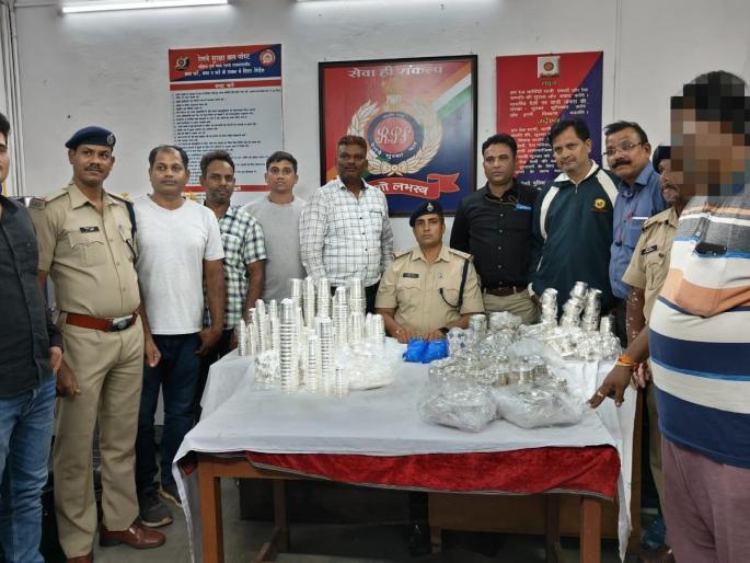 50 kg silver seized in Shalimar Express, action of Railway Security Force | शालिमार एक्स्प्रेसमध्ये पकडली ५० किलो चांदी, रेल्वे सुरक्षा बलची कारवाई 50 kg silver seized in Shalimar Express, action of Railway Security Force | शालिमार एक्स्प्रेसमध्ये पकडली ५० किलो चांदी, रेल्वे सुरक्षा बलची कारवाई