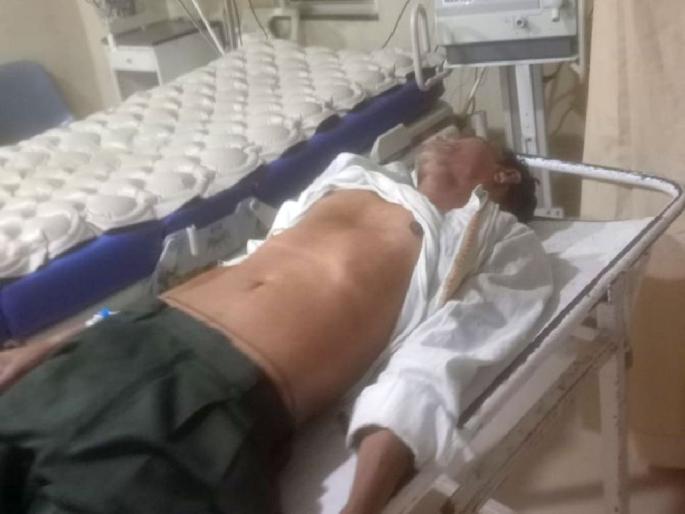 old man beaten by police personnel for not giving money | पोलिस कर्मचाऱ्यांकडून वृद्धास जबर मारहाण, पैसे न दिल्यामुळे मारल्याचा आरोप old man beaten by police personnel for not giving money | पोलिस कर्मचाऱ्यांकडून वृद्धास जबर मारहाण, पैसे न दिल्यामुळे मारल्याचा आरोप