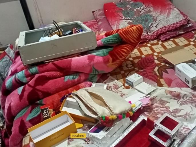 He stole gold and silver jewelery and cash from a house in Sangola mall | सांगोल्यात मॉलमध्ये चोरी करून एका घरातील सोन्या-चांदीच्या दागिने, रोख रक्कम चोरली He stole gold and silver jewelery and cash from a house in Sangola mall | सांगोल्यात मॉलमध्ये चोरी करून एका घरातील सोन्या-चांदीच्या दागिने, रोख रक्कम चोरली