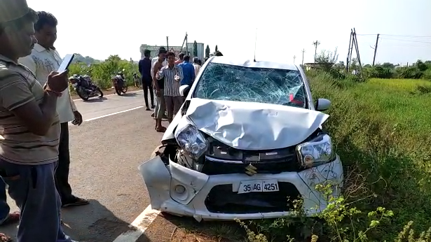 Bhardhaw crushed the two-wheelers with a four-wheeler, both seriously | भरधाव चारचाकीची दुचाकीला धडक, दोघे गंभीर Bhardhaw crushed the two-wheelers with a four-wheeler, both seriously | भरधाव चारचाकीची दुचाकीला धडक, दोघे गंभीर