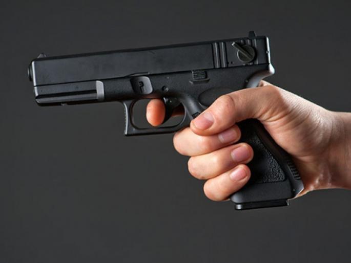 Wife killed by Revolver; Thirty five arrested | पत्नीला रिव्हॉल्व्हरने मारहाण; पतीस अटक Wife killed by Revolver; Thirty five arrested | पत्नीला रिव्हॉल्व्हरने मारहाण; पतीस अटक