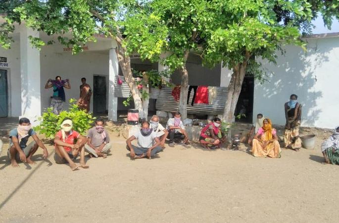 Earnings run out in lockdown, what to do now? Big question of labour in Gadchiroli | कमाईचे पैसे लॉकडाऊनमध्ये संपले, आता करायचे? गडचिरोलीतील कष्टकऱ्यांची व्यथा Earnings run out in lockdown, what to do now? Big question of labour in Gadchiroli | कमाईचे पैसे लॉकडाऊनमध्ये संपले, आता करायचे? गडचिरोलीतील कष्टकऱ्यांची व्यथा