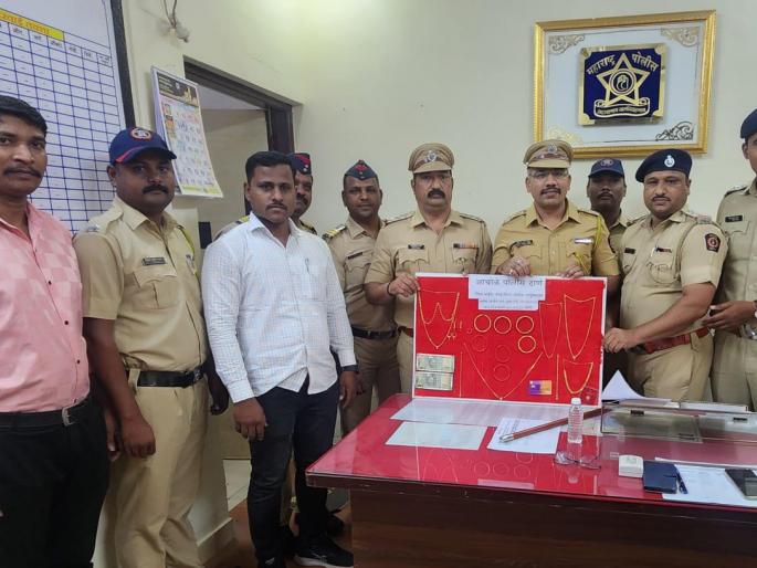 Couple arrested for absconding with friend's gold jewelery to use | मैत्रिणीकडून वापरण्यासाठी सोन्याचे दागिने घेवून पळून जाणाऱ्या जोडप्याला अटक Couple arrested for absconding with friend's gold jewelery to use | मैत्रिणीकडून वापरण्यासाठी सोन्याचे दागिने घेवून पळून जाणाऱ्या जोडप्याला अटक