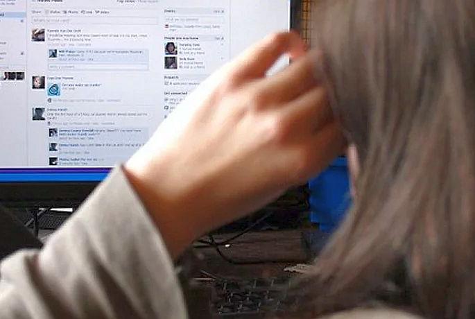 Fisherman's identity fetches 41 lakh of foreign woman's businessman Nashik | फेसबुवरील ओळखीतून विदेशी महिलेचा नाशिकच्या व्यवसायिकास ४१ लाखांचा गंडा Fisherman's identity fetches 41 lakh of foreign woman's businessman Nashik | फेसबुवरील ओळखीतून विदेशी महिलेचा नाशिकच्या व्यवसायिकास ४१ लाखांचा गंडा