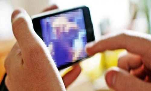 Boiling ransom by threatening to make obscene photos of women | महिलेचे अश्लिल फोटो बनवून धमकी देत उकळली खंडणी