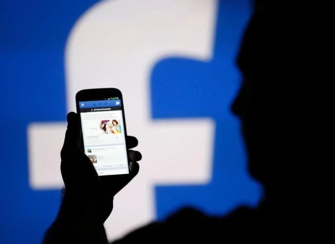 Facebook's friendship with the foreigner became expensive | विदेशी व्यक्तीसोबत फेसबूकची मैत्री महागात पडली Facebook's friendship with the foreigner became expensive | विदेशी व्यक्तीसोबत फेसबूकची मैत्री महागात पडली