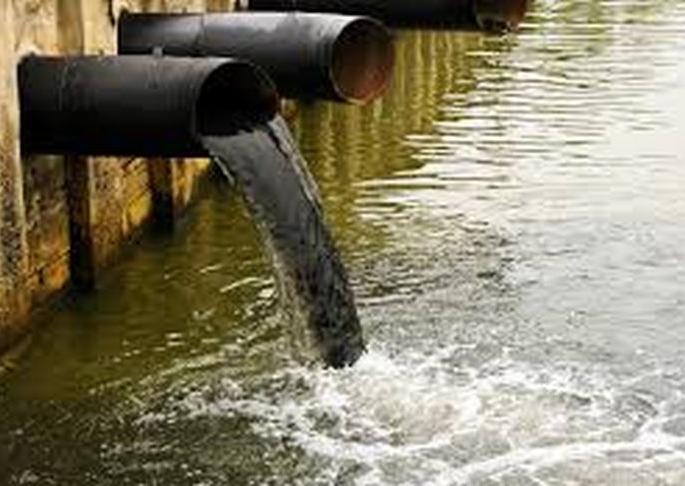 The factory's contaminated water is directly released into the dam | कारखन्याचे दूषित पाणी थेट सोडले धरणात The factory's contaminated water is directly released into the dam | कारखन्याचे दूषित पाणी थेट सोडले धरणात