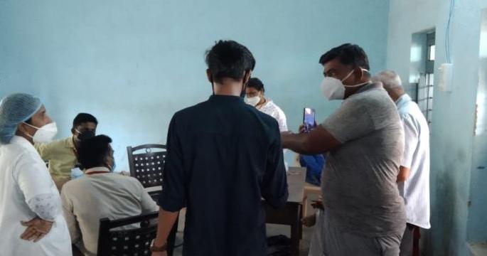 Confusion at vaccination center in Gondia due to lack of planning | नियोजनाअभावी गोंदियात लसीकरण केंद्रावर गोंधळ Confusion at vaccination center in Gondia due to lack of planning | नियोजनाअभावी गोंदियात लसीकरण केंद्रावर गोंधळ