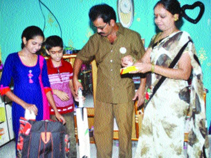 Swaran Kamgar Lakhpati, Manish Patil of Ambernath won 12.50 lakhs | सफाई कामगार लखपती, अंबरनाथच्या मनीष पाटीलने जिंकले १२.५० लाख Swaran Kamgar Lakhpati, Manish Patil of Ambernath won 12.50 lakhs | सफाई कामगार लखपती, अंबरनाथच्या मनीष पाटीलने जिंकले १२.५० लाख