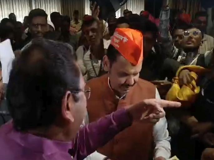 What happened in Nashik? Thackeray group, which warned not to let Fadnavis set foot, met peacefully | नाशिकात काय घडले? फडणवीसांना पाय ठेवू न देण्याचा इशारा देणारा ठाकरे गट शांततेत जाऊन भेटला What happened in Nashik? Thackeray group, which warned not to let Fadnavis set foot, met peacefully | नाशिकात काय घडले? फडणवीसांना पाय ठेवू न देण्याचा इशारा देणारा ठाकरे गट शांततेत जाऊन भेटला