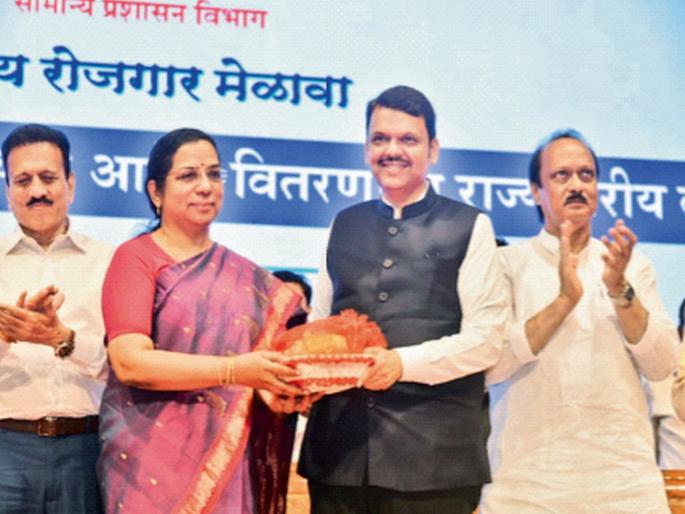 Mega government job recruitment next year, MPSC recruitment will not be delayed either - Devendra Fadanvis | पुढच्या वर्षी मेगा सरकारी नोकरभरती, एमपीएससी भरतीही रेंगाळणार नाही; फडणवीस यांची घोषणा