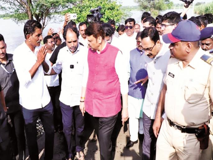 Sir, my 20 acres of land have now become a riverbed! Farmers present their grievances before the Chief Minister | साहेब, माझ्या २० एकर शेतीचे आता नदीपात्र झाले हो ! मुख्यमंत्र्यांसमोर शेतकऱ्यांनी मांडल्या व्यथा