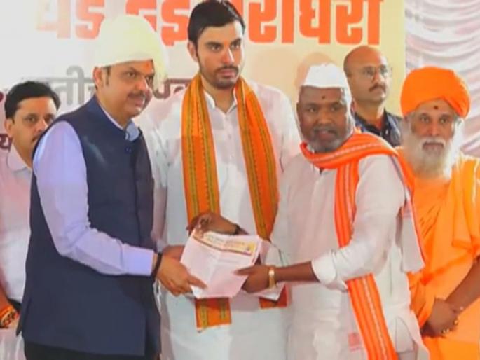 Fix a permanent place for Dindi coming to Pandharpur | पंढरपुरात येणाऱ्या दिंड्यांसाठी कायमची जागा निश्चित करा; वारकऱ्यांचे फडणवीसांना निवेदन Fix a permanent place for Dindi coming to Pandharpur | पंढरपुरात येणाऱ्या दिंड्यांसाठी कायमची जागा निश्चित करा; वारकऱ्यांचे फडणवीसांना निवेदन