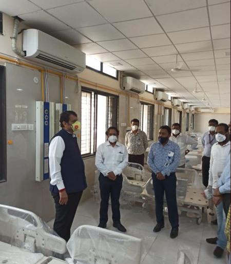 Don't be afraid, but be careful: Former CM interacts with patients | घाबरू नका, पण काळजी घ्या: माजी मुख्यमंत्र्यांनी रुग्णांशी साधला संवाद