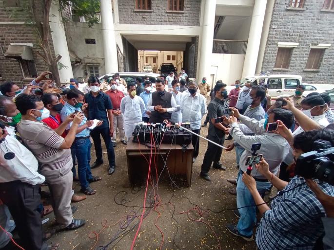 Uddhav should fight Corona instead of fighting PM: Devendra Fadnavis | पंतप्रधानांशी लढण्यापेक्षा उद्धव यांनी कोरोनाशी लढावे; देवेंद्र फडणवीसांचा टोला Uddhav should fight Corona instead of fighting PM: Devendra Fadnavis | पंतप्रधानांशी लढण्यापेक्षा उद्धव यांनी कोरोनाशी लढावे; देवेंद्र फडणवीसांचा टोला