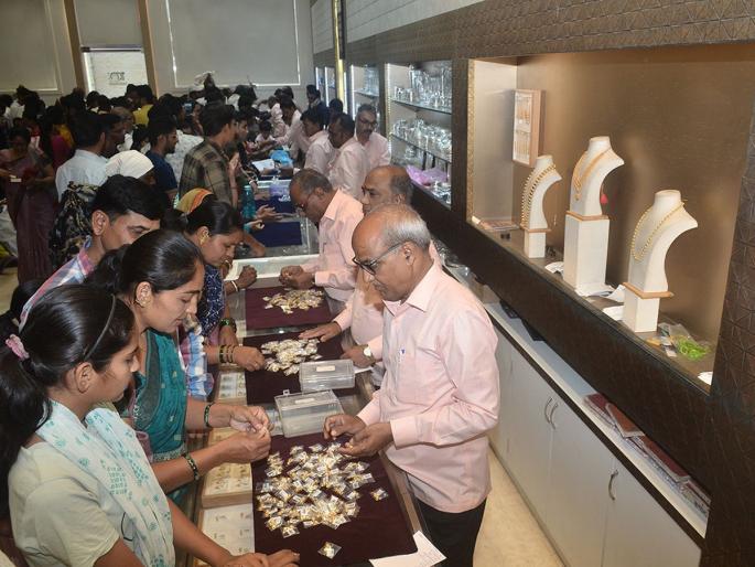 The price increased by 150 but Huge excitement in Jalgaon gold market | भाववाढ झाली दीडशेनं, तरी सोने खरेदी केली दिमाखानं; जळगाव सुवर्ण बाजारात प्रचंड उत्साह