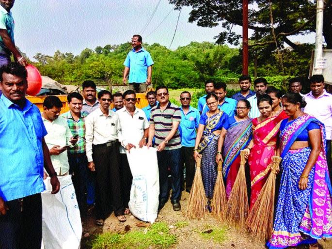 Raigad district, 634 Gram Panchayats: 11,633 citizens participate in mahashramdan | रायगड जिल्ह्यात महाश्रमदान, ६३४ ग्रामपंचायती : ११,६३३ नागरिकांचा सहभाग Raigad district, 634 Gram Panchayats: 11,633 citizens participate in mahashramdan | रायगड जिल्ह्यात महाश्रमदान, ६३४ ग्रामपंचायती : ११,६३३ नागरिकांचा सहभाग