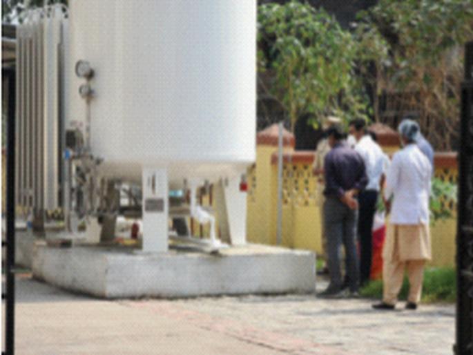 Gas leak from oxygen tank at Panvel Hospital | पनवेलच्या रुग्णालयात ऑक्सिजन टँकमधून गॅसगळती; अनेकांच्या काळजाचा ठोका चुकला Gas leak from oxygen tank at Panvel Hospital | पनवेलच्या रुग्णालयात ऑक्सिजन टँकमधून गॅसगळती; अनेकांच्या काळजाचा ठोका चुकला