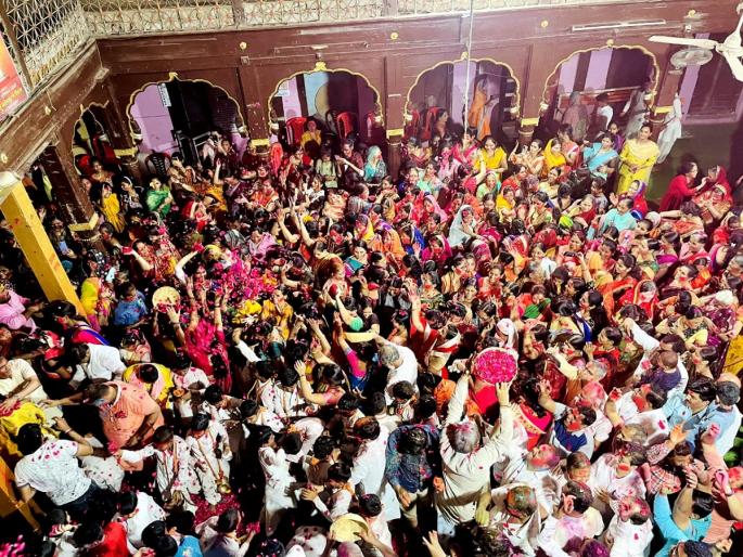 The rose of Indore and the blossoming of the gulal of Rajasthan; Phag Utsav at Nath Temple on the occasion of Dhulivandan | इंदूरचा गुलाब अन् राजस्थानच्या गुलालाची उधळण; धुलीवंदनानिमित्त नाथ मंदिरात फाग उत्सव The rose of Indore and the blossoming of the gulal of Rajasthan; Phag Utsav at Nath Temple on the occasion of Dhulivandan | इंदूरचा गुलाब अन् राजस्थानच्या गुलालाची उधळण; धुलीवंदनानिमित्त नाथ मंदिरात फाग उत्सव