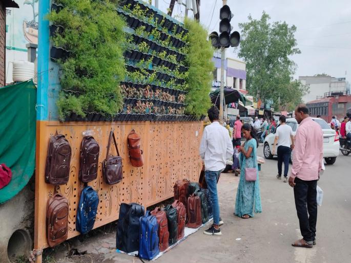 Bags of Delhi hanging on the 'Vertical Garden' in Sangamanera | संगमनेरात ‘व्हर्टिकल गार्डन’ला लटकल्या दिल्लीच्या बॅगा Bags of Delhi hanging on the 'Vertical Garden' in Sangamanera | संगमनेरात ‘व्हर्टिकल गार्डन’ला लटकल्या दिल्लीच्या बॅगा