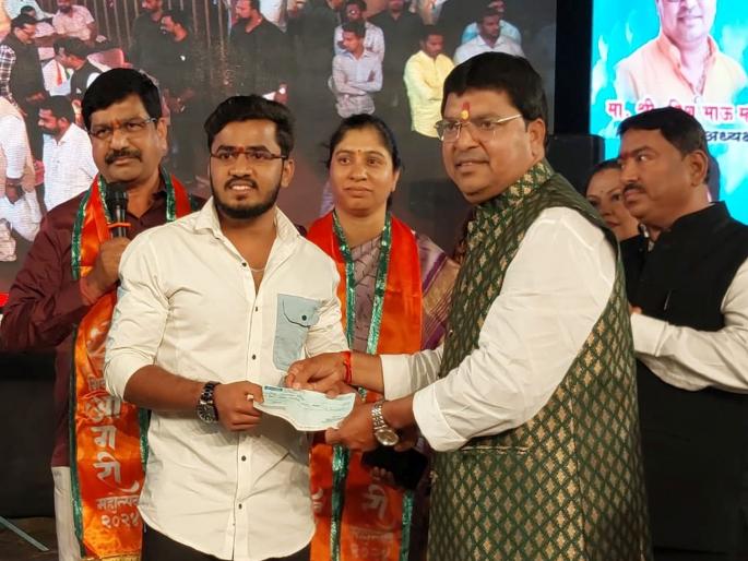 Jijau organization gave a helping hand to a needy student for medical education | मेडिकल शिक्षणासाठी गरजवंत विद्यार्थ्यास जिजाऊ संघटनेने दिला मदतीचा हात Jijau organization gave a helping hand to a needy student for medical education | मेडिकल शिक्षणासाठी गरजवंत विद्यार्थ्यास जिजाऊ संघटनेने दिला मदतीचा हात