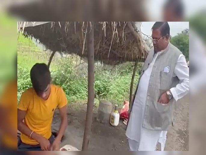 minister faggan singh kulaste buying corn from roadside video viral madhya pradesh | १५ रूपयांच्या मक्याच्या कणसाला केंद्रीय मंत्र्यांनी म्हटलं महाग; म्हणाले, “इथे फ्री मिळतं” minister faggan singh kulaste buying corn from roadside video viral madhya pradesh | १५ रूपयांच्या मक्याच्या कणसाला केंद्रीय मंत्र्यांनी म्हटलं महाग; म्हणाले, “इथे फ्री मिळतं”