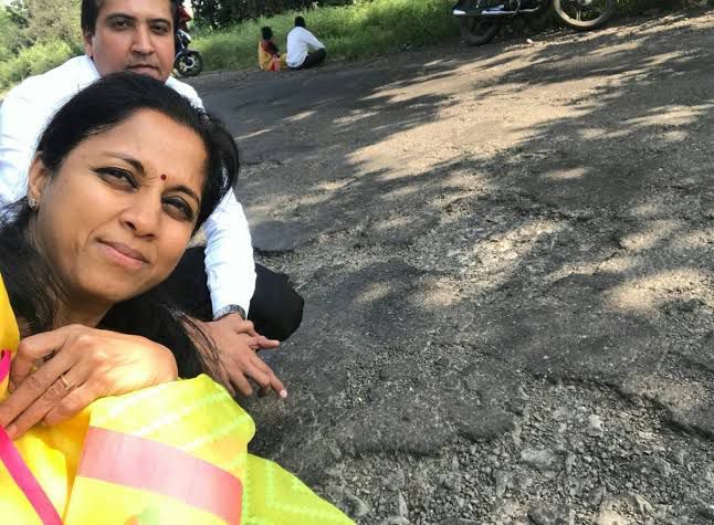 Does Tai want to rekindle old memories of pathole? MNS showed the mirror to ncp and supriya sule | ताई, जुन्या आठवणींना उजाळा द्यायचा का?, मनसेनं दाखवला आरसा Does Tai want to rekindle old memories of pathole? MNS showed the mirror to ncp and supriya sule | ताई, जुन्या आठवणींना उजाळा द्यायचा का?, मनसेनं दाखवला आरसा