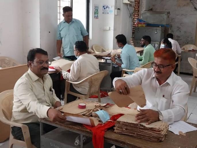 Fifteen Kunbi records were found in four villages during the inspection at South Tehsil Office | दक्षिण तहसील कार्यालयातील तपासणीत चार गावांत सापडल्या पंधरा कुणबी नोंदी Fifteen Kunbi records were found in four villages during the inspection at South Tehsil Office | दक्षिण तहसील कार्यालयातील तपासणीत चार गावांत सापडल्या पंधरा कुणबी नोंदी