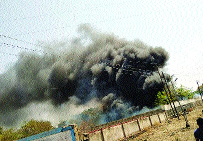 Fire at Sadar Bazar police station premises in Solapur; 200 vehicles seized | सोलापुरात सदर बझार पोलीस ठाण्याच्या आवारात आग; जप्त केलेली २०० वाहने जळून खाक
