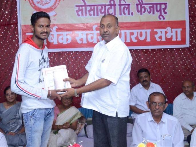 Praise from Satpuda Institute at Faizpur | फैजपूर येथे गुणवंत विद्यार्थ्यांचा गौरव