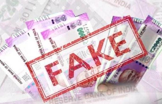 The fake notes in exchange for the fake notes are merged | ख-या नोटाच्या बदल्यात बनावट नोटा देणारी टोळी जेरबंद The fake notes in exchange for the fake notes are merged | ख-या नोटाच्या बदल्यात बनावट नोटा देणारी टोळी जेरबंद