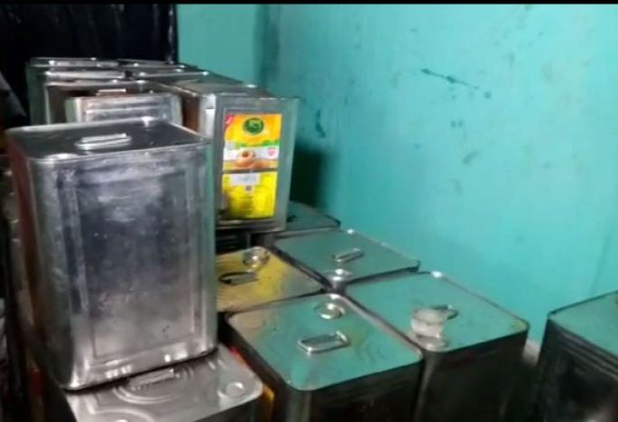 In Nagpur seized stock of fake edible oil | नागपुरात बनावट खाद्यतेलाचा साठा जप्त In Nagpur seized stock of fake edible oil | नागपुरात बनावट खाद्यतेलाचा साठा जप्त