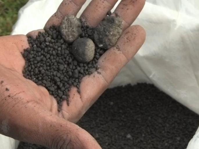 Sale of bogus and uncertified fertilizers in Kopargaon; 96 percent soil found in fertilizer, sale ban order on 28 MT stock | कोपरगावात बोगस व अप्रमाणित खतांची विक्री; खतामध्ये ९६ टक्के आढळली माती, २८ मे.टन साठ्यावर विक्रीबंदी आदेश Sale of bogus and uncertified fertilizers in Kopargaon; 96 percent soil found in fertilizer, sale ban order on 28 MT stock | कोपरगावात बोगस व अप्रमाणित खतांची विक्री; खतामध्ये ९६ टक्के आढळली माती, २८ मे.टन साठ्यावर विक्रीबंदी आदेश