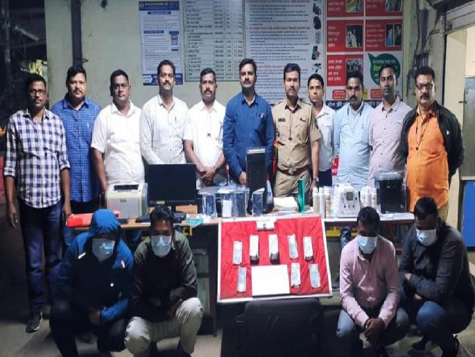 A gang of fake currency makers arrested in Kolhapur. Four arrested with four and a half lakh notes | कोल्हापुरात बनावट नोटा तयार करणारी टोळी गजाआड, साडेचार लाखांच्या नोटांसह साडे बारा लाखांचा मुद्देमाल जप्त A gang of fake currency makers arrested in Kolhapur. Four arrested with four and a half lakh notes | कोल्हापुरात बनावट नोटा तयार करणारी टोळी गजाआड, साडेचार लाखांच्या नोटांसह साडे बारा लाखांचा मुद्देमाल जप्त