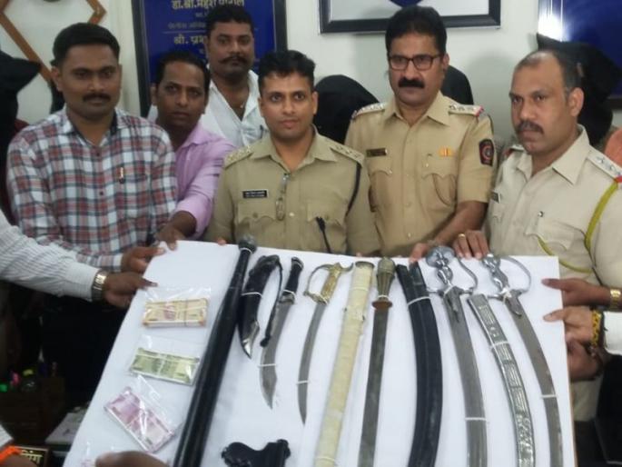 Five people arrested with fake notes from Bhayander | बनावट नोटांसह भाईंदरमधून पाच जणांना अटक Five people arrested with fake notes from Bhayander | बनावट नोटांसह भाईंदरमधून पाच जणांना अटक