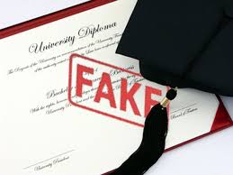Fake degree; cheating case against Professor | विद्यार्थ्याला दिली बनावट पदवी: प्राध्यापकाविरुद्ध फसवणुकीचा गुन्हा Fake degree; cheating case against Professor | विद्यार्थ्याला दिली बनावट पदवी: प्राध्यापकाविरुद्ध फसवणुकीचा गुन्हा