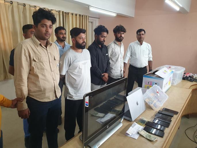 Printing of fake Australian dollars in Gujarat, police arrested four | गुजरातमध्ये बनावट ऑस्ट्रेलियन डॉलर्सची छपाई, पोलिसांनी चौघांना घेतले ताब्यात Printing of fake Australian dollars in Gujarat, police arrested four | गुजरातमध्ये बनावट ऑस्ट्रेलियन डॉलर्सची छपाई, पोलिसांनी चौघांना घेतले ताब्यात