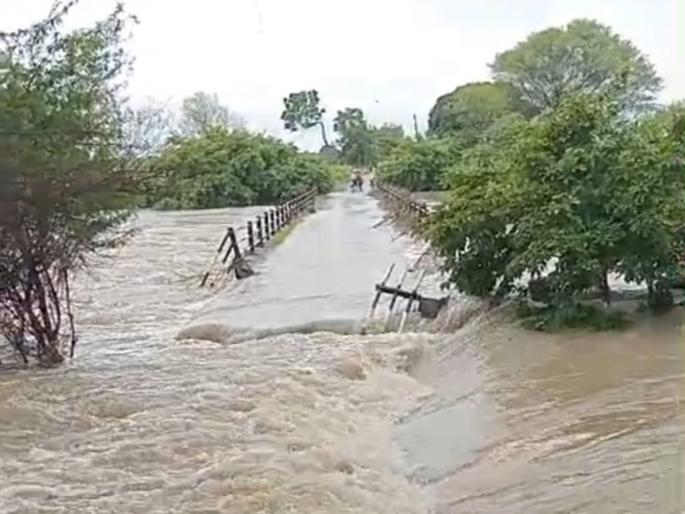 The flood of the Manjara river caused the Fakhrabad dam to burst; Traffic in Beed, Dharashiv districts stopped | मांजरा नदीच्या पुरामुळे फक्राबादचा बंधारा फुटला; बीड, धाराशिव जिल्ह्यांची वाहतूक ठप्प The flood of the Manjara river caused the Fakhrabad dam to burst; Traffic in Beed, Dharashiv districts stopped | मांजरा नदीच्या पुरामुळे फक्राबादचा बंधारा फुटला; बीड, धाराशिव जिल्ह्यांची वाहतूक ठप्प