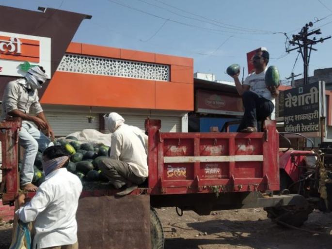 Fruit sales farmers to direct consumers | सोशल डिस्टसिंग : फळांची व्रिकी शेतकरी ते थेट ग्राहक  Fruit sales farmers to direct consumers | सोशल डिस्टसिंग : फळांची व्रिकी शेतकरी ते थेट ग्राहक