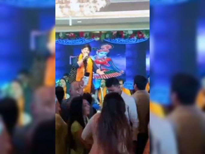 Famous singer Falguni Pathak's show has been hit by social disturbance; Video viral | प्रसिद्ध गायिका फाल्गुनी पाठकच्या कार्यक्रमाला सोशल डिस्टेसिंगचा फज्जा; Video व्हायरल Famous singer Falguni Pathak's show has been hit by social disturbance; Video viral | प्रसिद्ध गायिका फाल्गुनी पाठकच्या कार्यक्रमाला सोशल डिस्टेसिंगचा फज्जा; Video व्हायरल